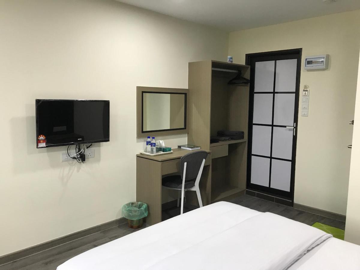 Oyo 90506 Z Stay Inn Hotel Simpang Renggam Екстериор снимка