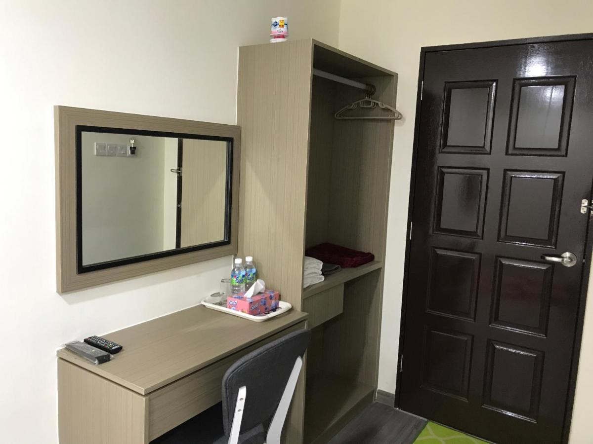Oyo 90506 Z Stay Inn Hotel Simpang Renggam Екстериор снимка
